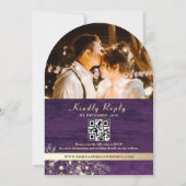 Rustic String Lights Paarse bruiloft QR-code Kaart (Achterkant)