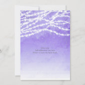 Rustic String Lights Paarse bruiloft uitnodiging (Achterkant)