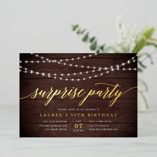 Rustic String Lights Surprise Party Folie Uitnodiging (Staand Voorkant)