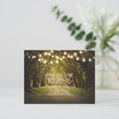 Rustic String Lights Tree Path Sla de datum op Aankondigingskaart (Staand voorkant)