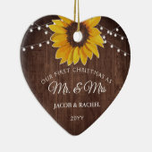 Rustic Sunflower Licht Eerste Kerstmis Mr. & Mrs. Keramisch Ornament (Rechts)