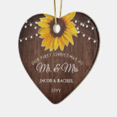 Rustic Sunflower Licht Eerste Kerstmis Mr. & Mrs. Keramisch Ornament (Links)