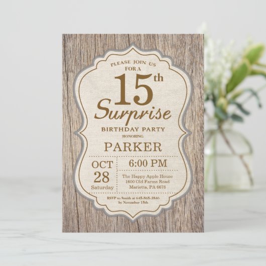 Rustic Surprise 15e anniversaire Invitation Bois (Debout devant)
