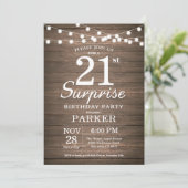 Rustic Surprise 21e anniversaire Invitation Bois (Debout devant)