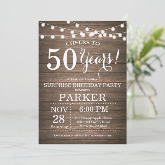 Rustic Surprise 50e anniversaire Invitation Bois (Debout devant)