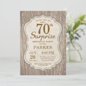 Rustic Surprise 70e anniversaire Invitation Bois (Debout devant)