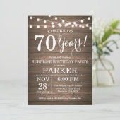 Rustic Surprise 70e anniversaire Invitation Bois (Debout devant)