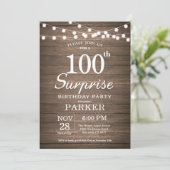 Rustic Surprise Invitation 100e anniversaire Bois (Debout devant)