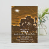 Rustic twinkle light country wedding invitation (Debout devant)
