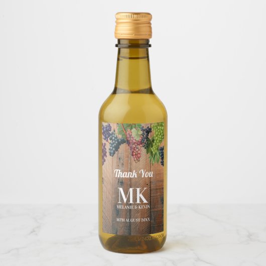 Rustic Vineyard Wood & Grapes Monogram Weddenschap Wijn Etiket (Voorkant)