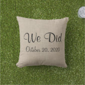 Rustic "We hebben het gedaan" Monogramed Outdoor P Buitenkussen (Gras)