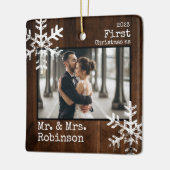 Rustic Wood 1 Kerstmis Mr. & Mrs Custom Photo Keramisch Ornament (Links)