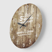 Rustic Wood 5th Wedding Anniversary Personalized Grote Klok (Hoek)