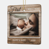 Rustic Wood Baby's eerste kerstfoto Keramisch Ornament (Links)