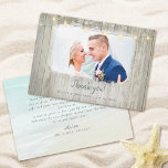 Rustic Wood Beach Mariage Merci photo<br><div class="desc">N’oubliez pas d’envoyer des cartes de remerciement à tous vos invités ! Ce carte de remerciements mariage côtier est encadré d'une photo mariage sur le devant encadrée de bois de plage gris patiné rustique, avec une scène de plage arrière - plan sur le dos comme l'arrière - plan pour votre...</div>