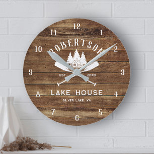 Rustic Wood Familienaam Lake House Trees Ronde Klok