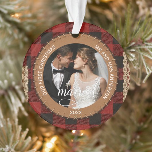 Rustic Wood Grain Plaid First Christmas Married (Arbre)