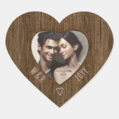 Rustic Wood Heart-Shaped Foto & Carved Initialen Hart Sticker (Voorkant)