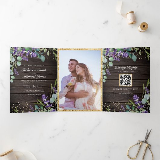 Rustic Wood Lavender Eucalyptus QR Code Weddenscha Drieluik Uitnodiging (Binnen)