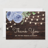 Rustic Wood String Lights Blue Floral Wedding Bedankkaart (Voorkant)