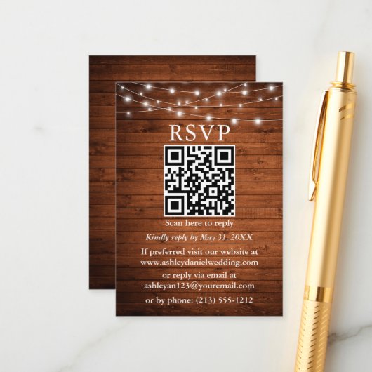 Rustic Wood String Lights QR Wedding RSVP Informatiekaartje (Voorkant / Achterkant in situ)