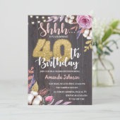 Rustic Wood Surprise 40e anniversaire Invitation (Debout devant)