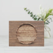 Rustic Wooden Barrel Wedding Uitnodiging (Staand voorkant)