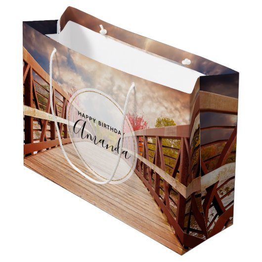 Rustic Wooden Bridge in het Land Birthday Groot Cadeauzakje (Voorkant Gekanteld)