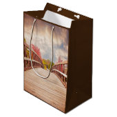 Rustic Wooden Bridge in het land Medium Cadeauzakje (Voorkant Gekanteld)