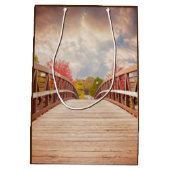 Rustic Wooden Bridge in het land Medium Cadeauzakje (Achterkant)