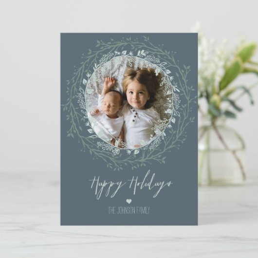 Rustic Wreath & Script Elegant Holiday Foto Feestdagenkaart (Staand voorkant)