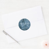 Rustiek Blauw Hout & Wit Licht Strings Bruiloft Ronde Sticker (Envelop)