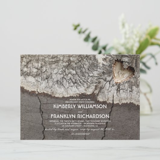 Rustiek gesneden hout hart boom verlovingsfeest kaart (Staand voorkant)