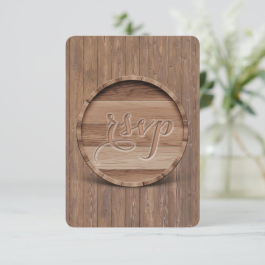 Rustiek gesneden houten vat bruiloft RSVP (Staand voorkant)