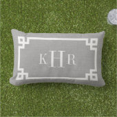 Rustiek Grijs Grieks Key Border Custom Monogram Buitenkussen (Gras)