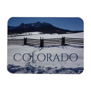 Rustiek hek besneeuwd Colorado op de Dallas Divide Magneet