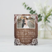 Rustiek Hout & Classy Lace Trouwfoto Uitnodiging Briefkaart (Staand voorkant)