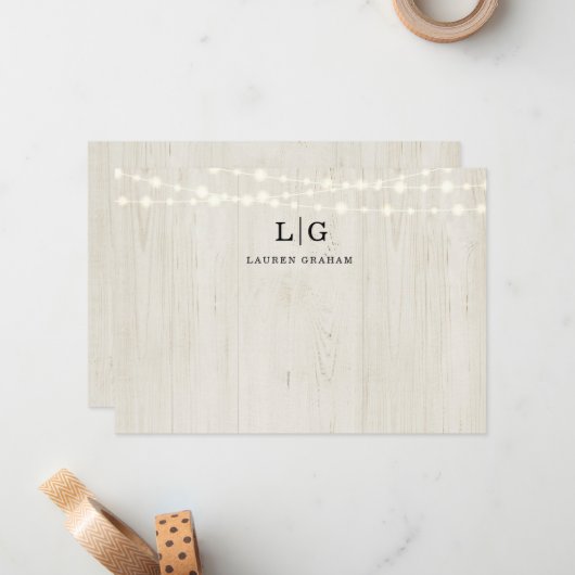 Rustiek hout en String Lights Monogram Initiaal Notitiekaartje (Voorkant / Achterkant in situ)