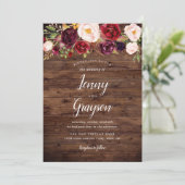 Rustiek Hout Marsala Bloemen Huwelijksuitnodiging Kaart (Staand voorkant)