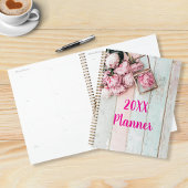 Rustiek hout met roze pioenenbloemen planner