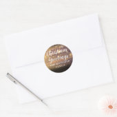 Rustiek Hout Script Kerstmis Groeten Familienaam Ronde Sticker (Envelop)