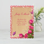 Rustiek houten roze bloem vlinder trouwmenu kaart (Staand voorkant)