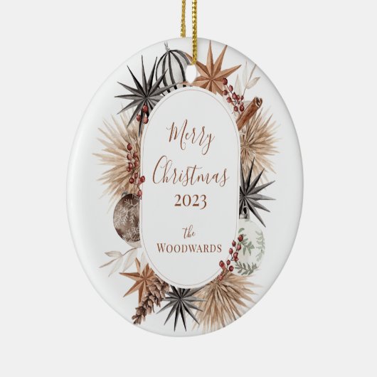 Rustiek kerstontwerp met familienaam keramisch ornament (Rechts)