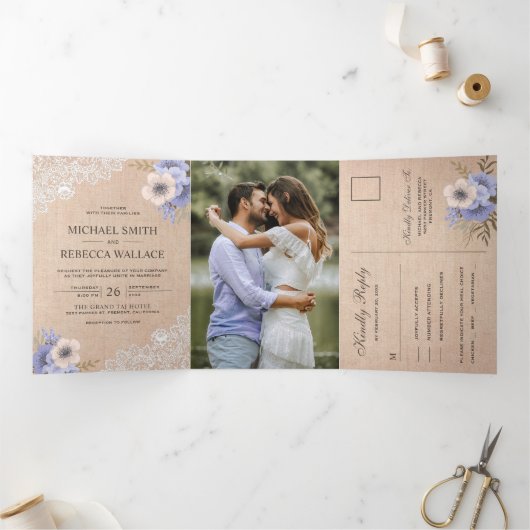 Rustiek Land Burlap Kant Paarse Bloemen Bruiloft Drieluik Uitnodiging (Binnen)
