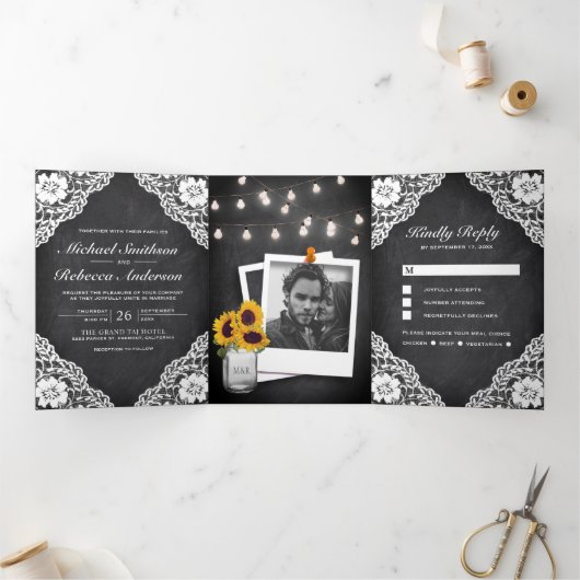 Rustiek Zwart Krijtbord Kant String Lights Bruilof Drieluik Uitnodiging (Binnen)