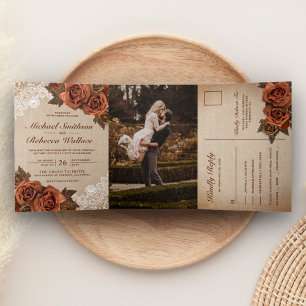 Rustieke aardse jute stoffige terracotta roze trou drieluik uitnodiging