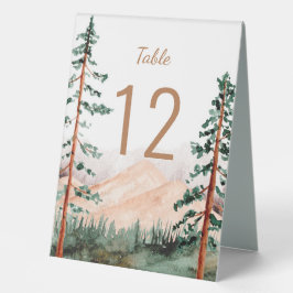 Rustieke berglandschap pijnbomen voor weide