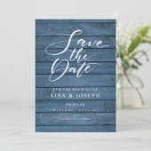 Rustieke Blauwe Houten Elegante Scriptie Bruiloft Save The Date (Staand voorkant)