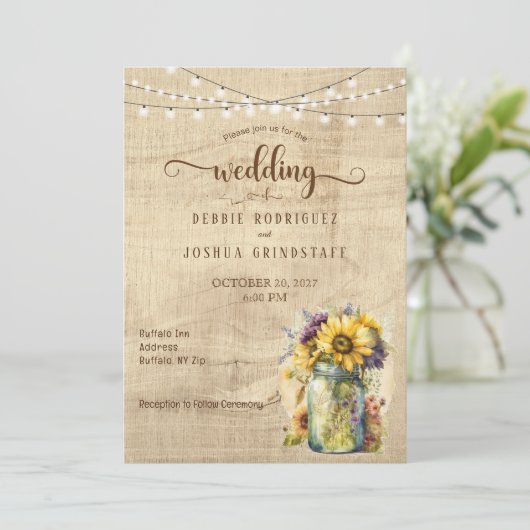 Rustieke Bloemen Mason Jar op hout bruiloft uitnod Kaart (Staand voorkant)