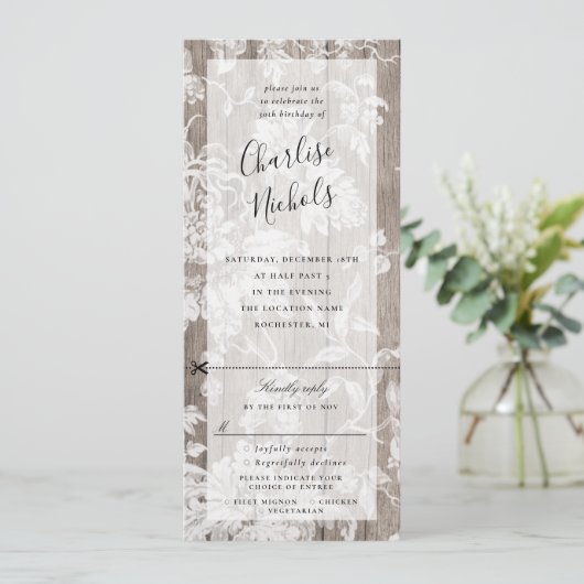 Rustieke bloemen op hout verjaardagsuitnodiging w  kaart (Staand voorkant)